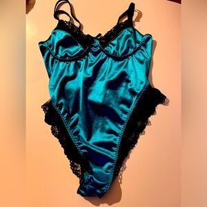 Turquoise/black lingerie
